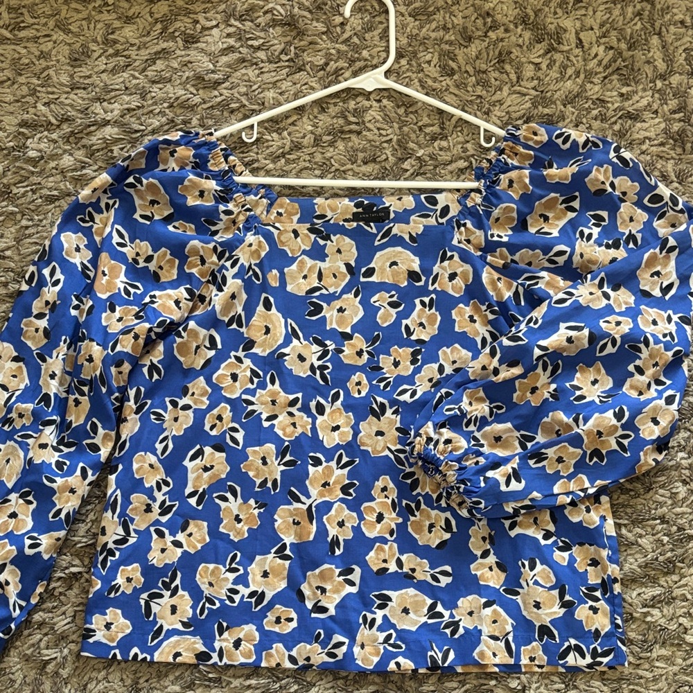 Ann Taylor Blue Blouse with Tan Floral Design size S - Picture 3 of 11